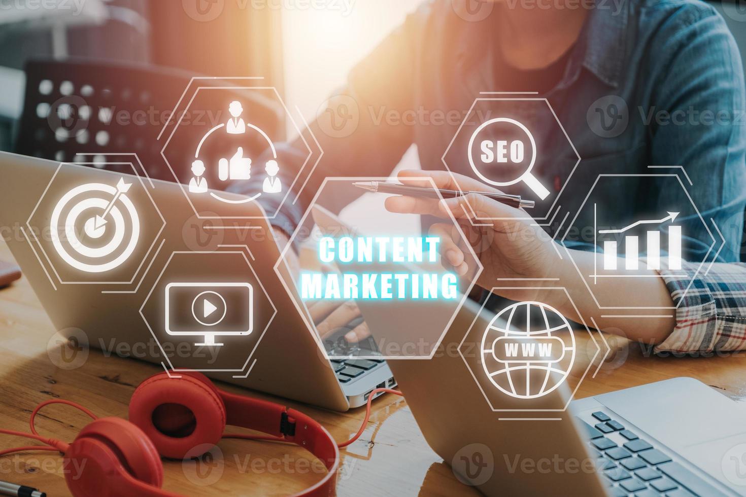 contenido márketing concepto, negocio equipo utilizando ordenador portátil computadora con contenido márketing icono en virtual pantalla fondo, social medios de comunicación, publicidad, comercial, marca. foto