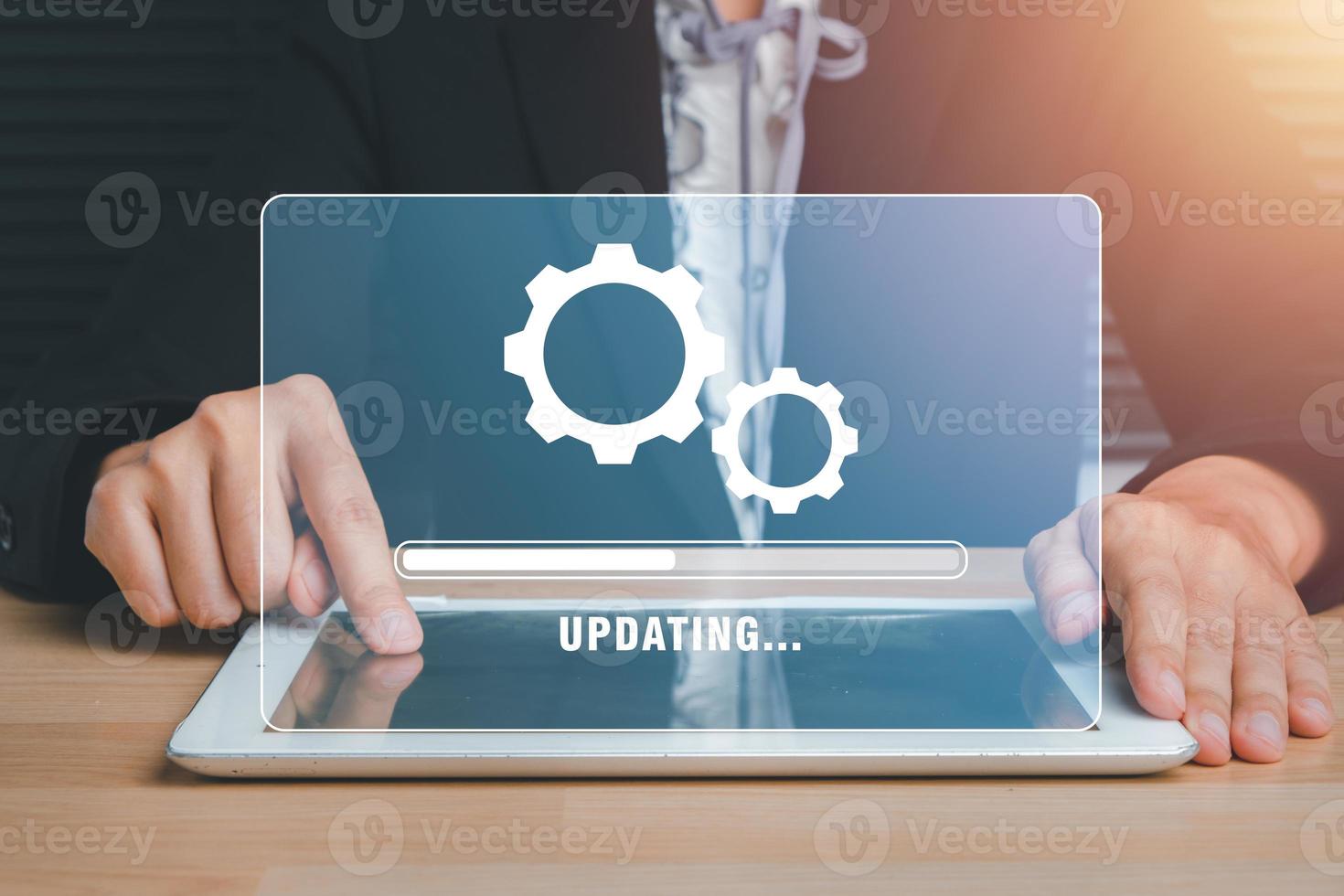 actualizar Progreso concepto, persona esperando para instalando actualizar proceso con cargando bar icono en virtual pantalla. foto