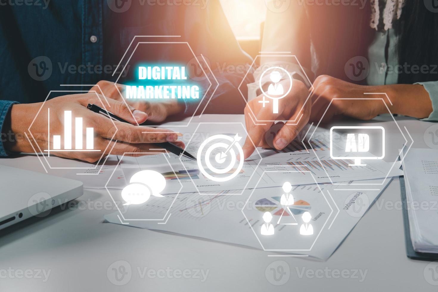 digital márketing tecnología concepto, equipo de negocios que se discute datos en oficina escritorio con vr pantalla digital márketing icono en oficina escritorio, Internet, en línea, buscar motor mejoramiento, SEO foto