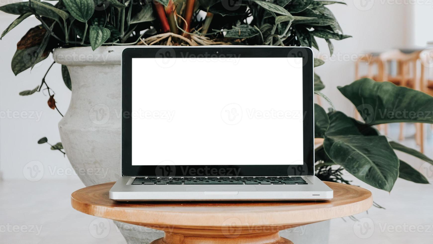 blanco pantalla ordenador portátil computadora conjunto arriba para trabajo en un de madera escritorio, Bosquejo, vacío pantalla, blanco pantalla para producto mostrar. foto