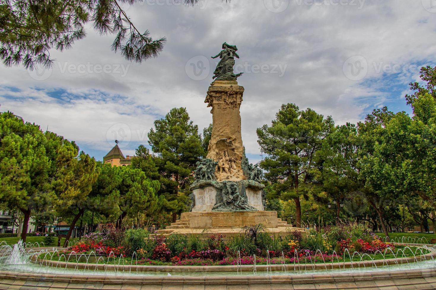 interesante Monumento en zaragoza en un parque en un nublado día foto
