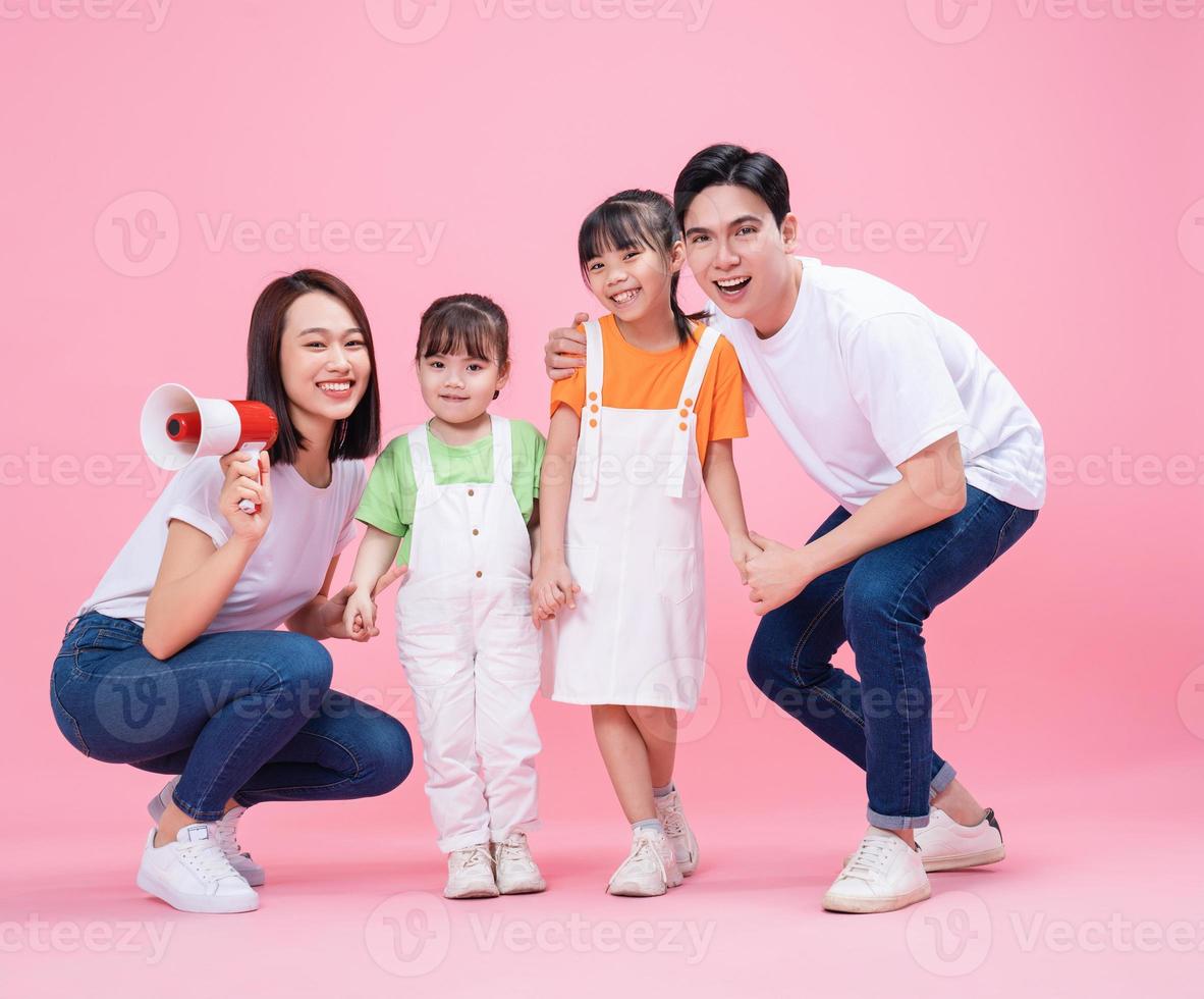 joven asiático familia en antecedentes foto