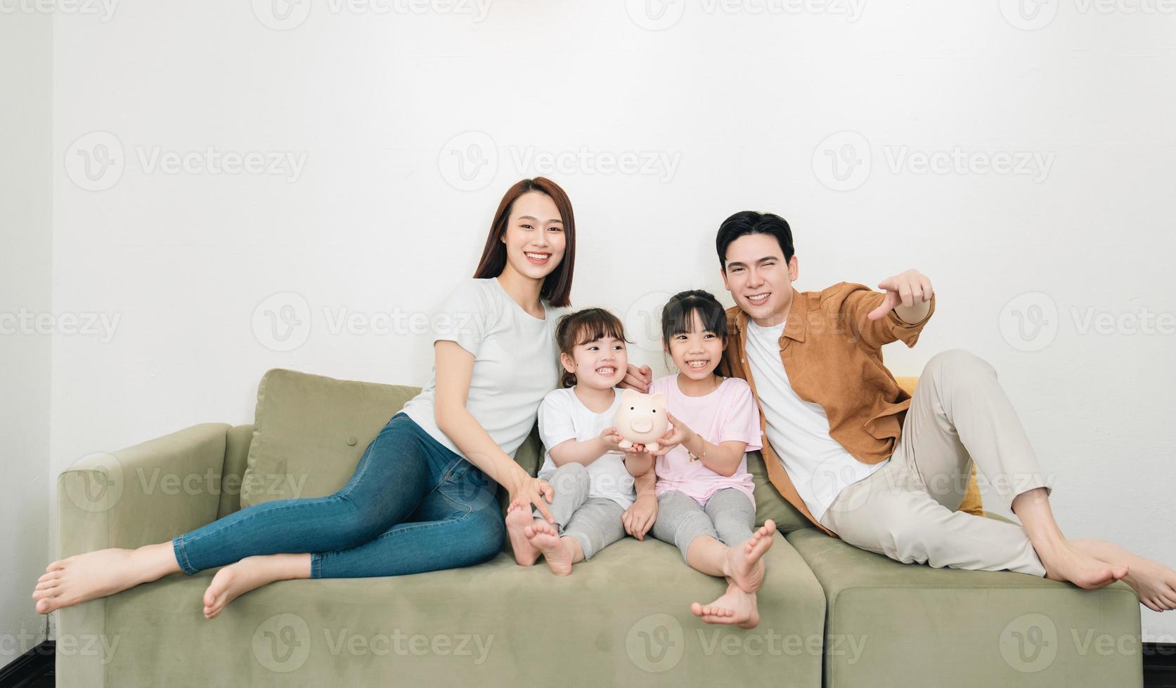 joven asiático familia a hogar foto