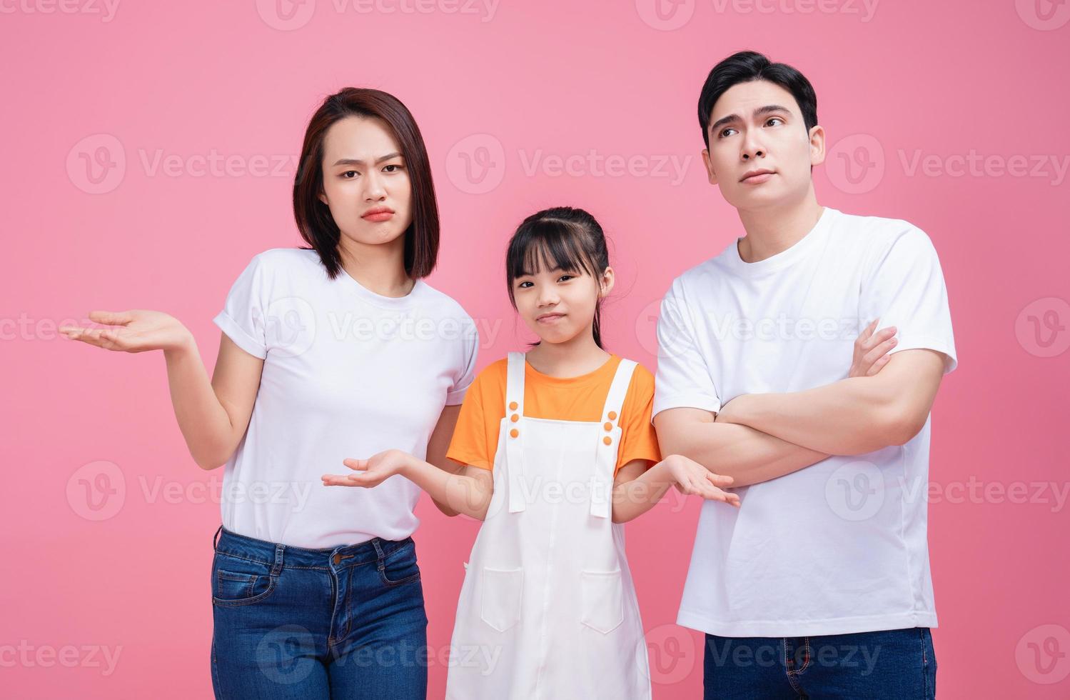 joven asiático familia en antecedentes foto