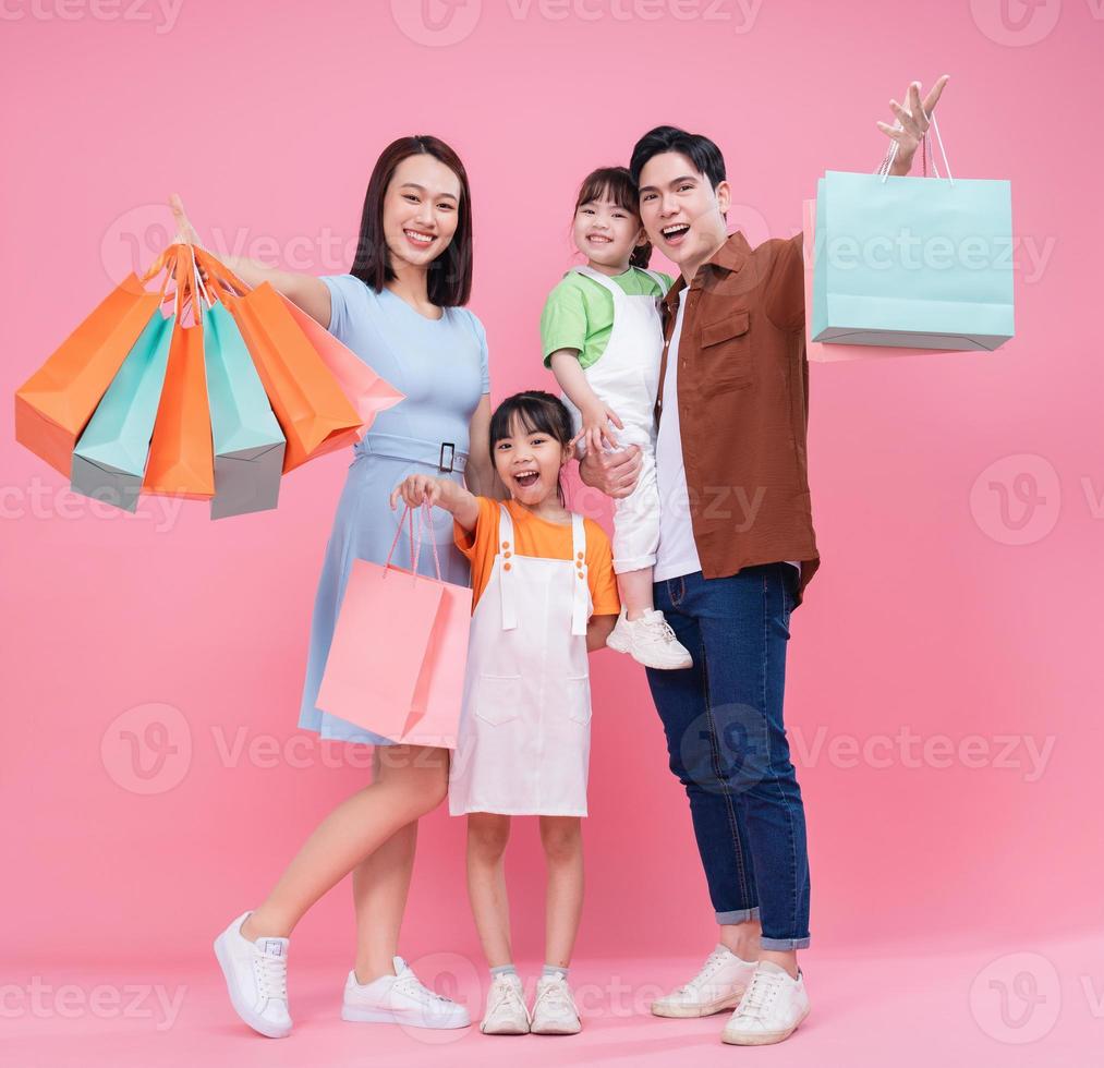 joven asiático familia en antecedentes foto