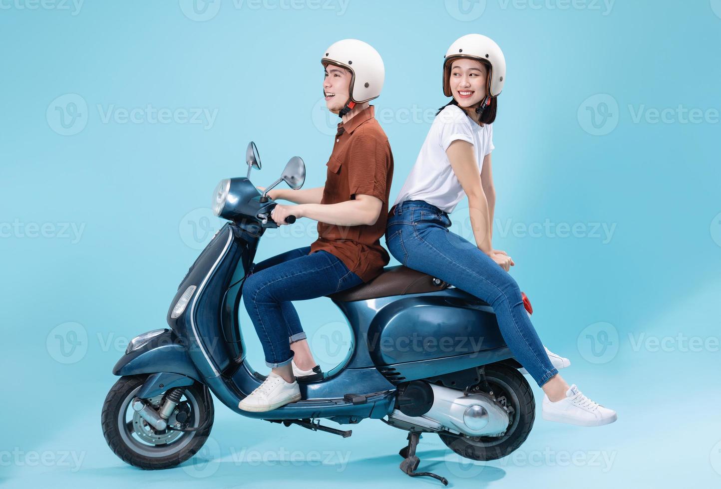 joven asiático Pareja paseo scooter en antecedentes foto