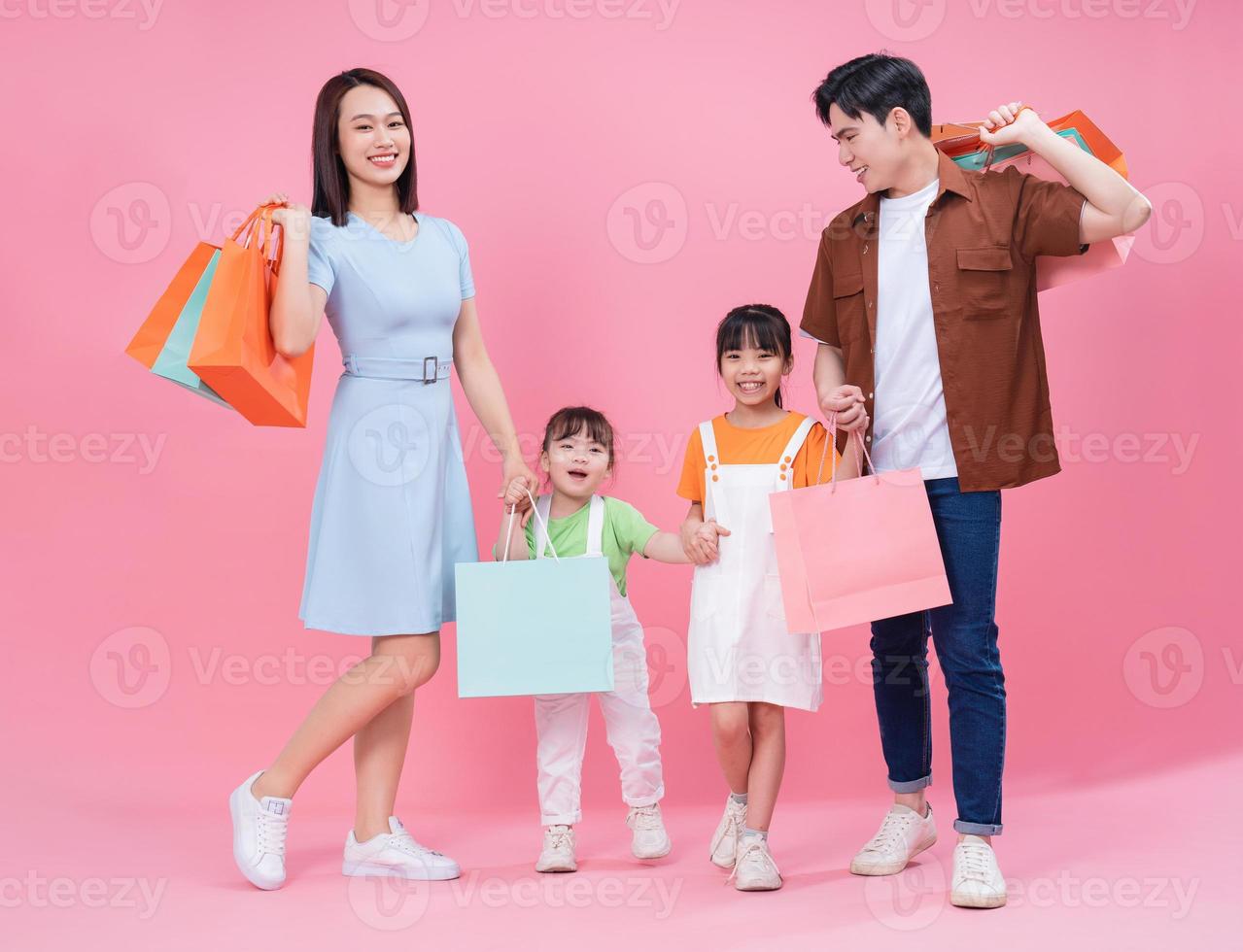 joven asiático familia en antecedentes foto