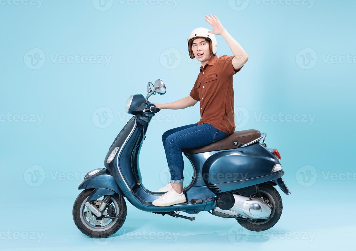 imagen de joven asiático hombre en moto foto