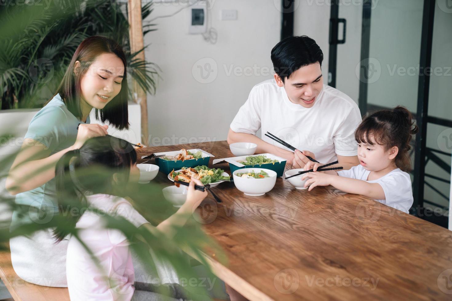 imagen de asiático familia comiendo almuerzo juntos foto