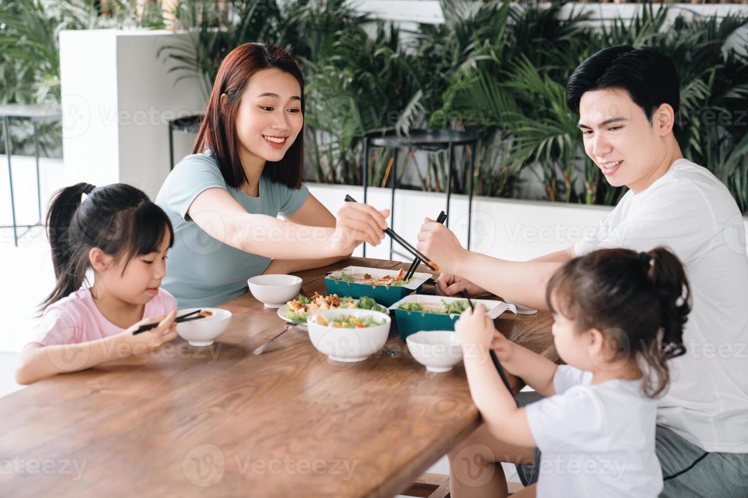 imagen de asiático familia comiendo almuerzo juntos foto