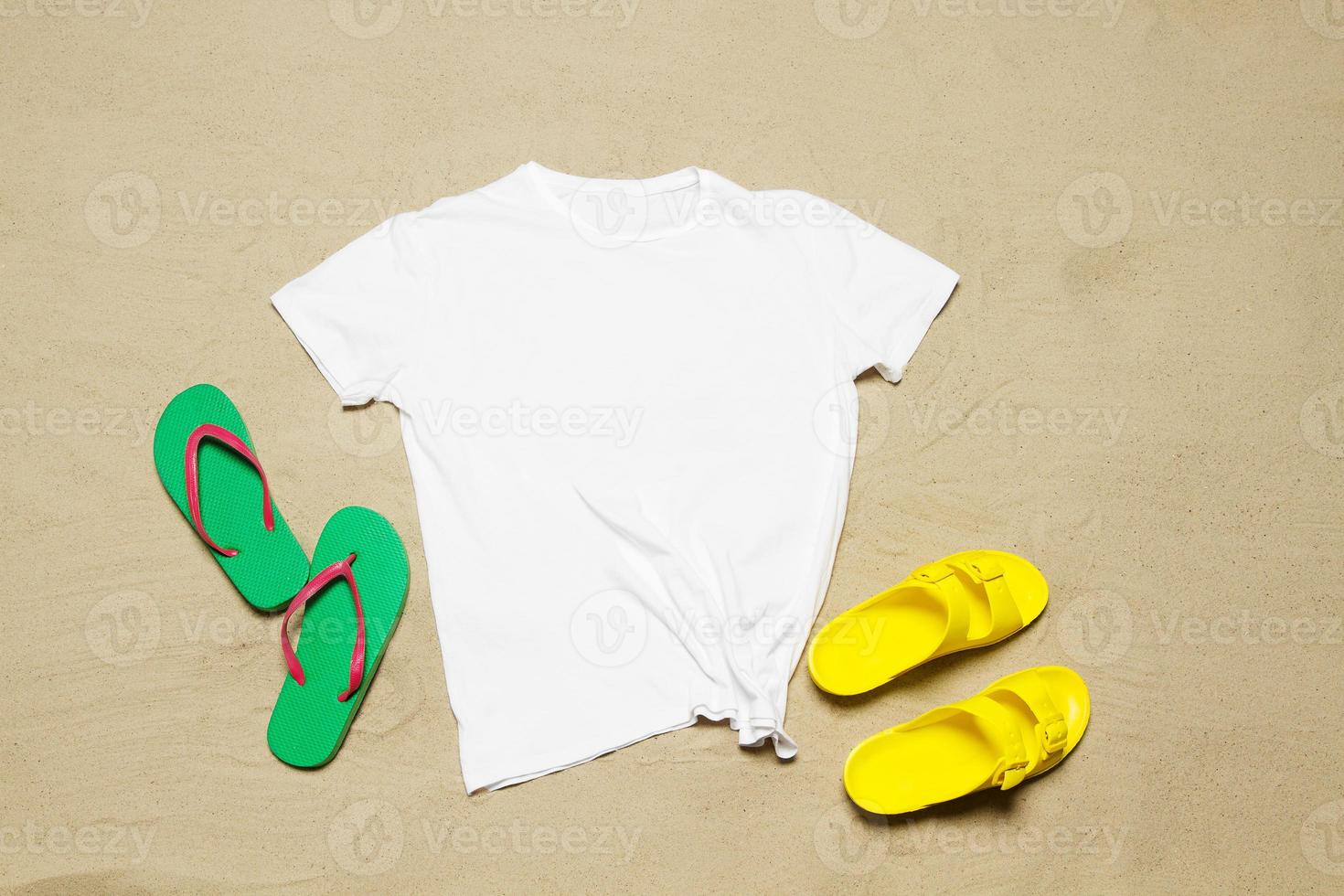 arena playa textura antecedentes. Bosquejo blanco verano camiseta Copiar espacio. blanco modelo mujer camisa parte superior vista. Hora de verano accesorios chancletas. aplanada de cerca camiseta en costa. tiempo de playa foto