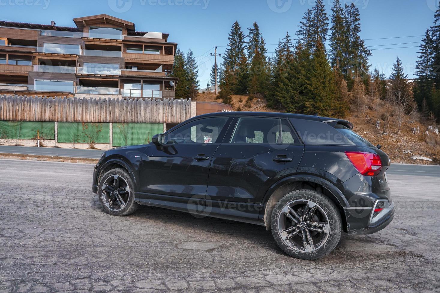 suv coche estacionado en la carretera con hotel en antecedentes foto