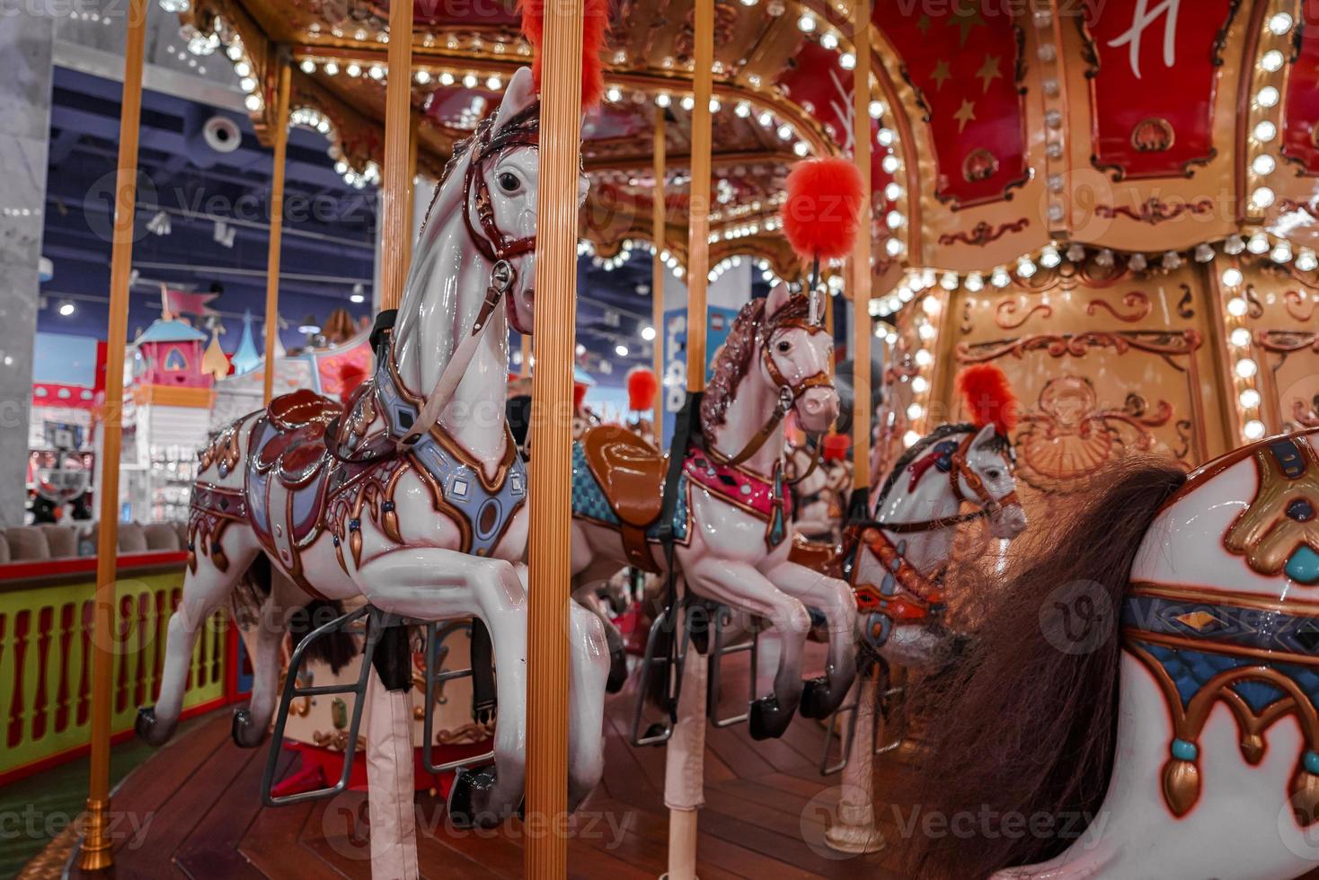 Carrusel francés antiguo en un parque de vacaciones. foto