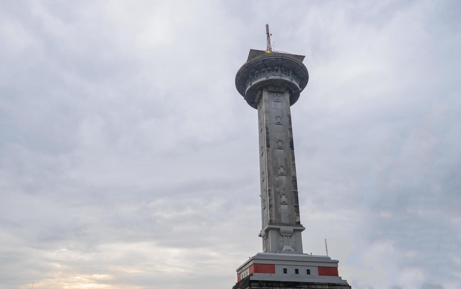 principal torre en genial agung mezquita en el semarang central Java, cuando día hora y azul cielo. el foto es adecuado a utilizar para ramadhan póster y musulmán contenido medios de comunicación.