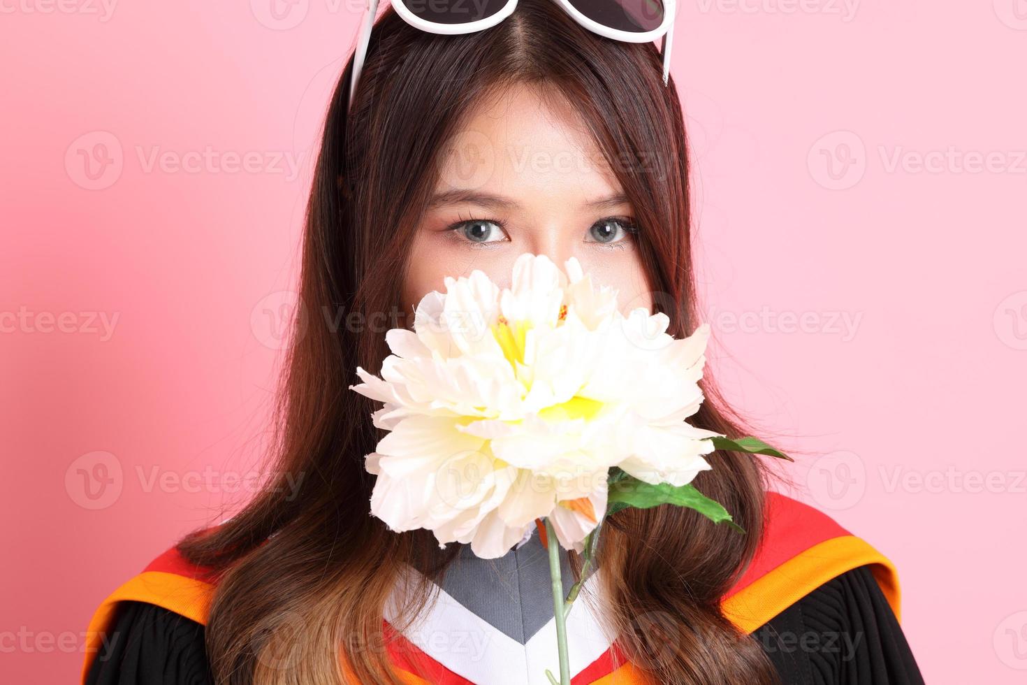 niña con graduación vestido foto