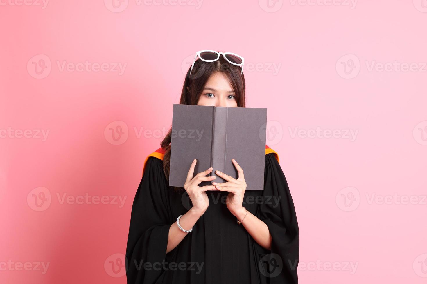 niña con graduación vestido foto