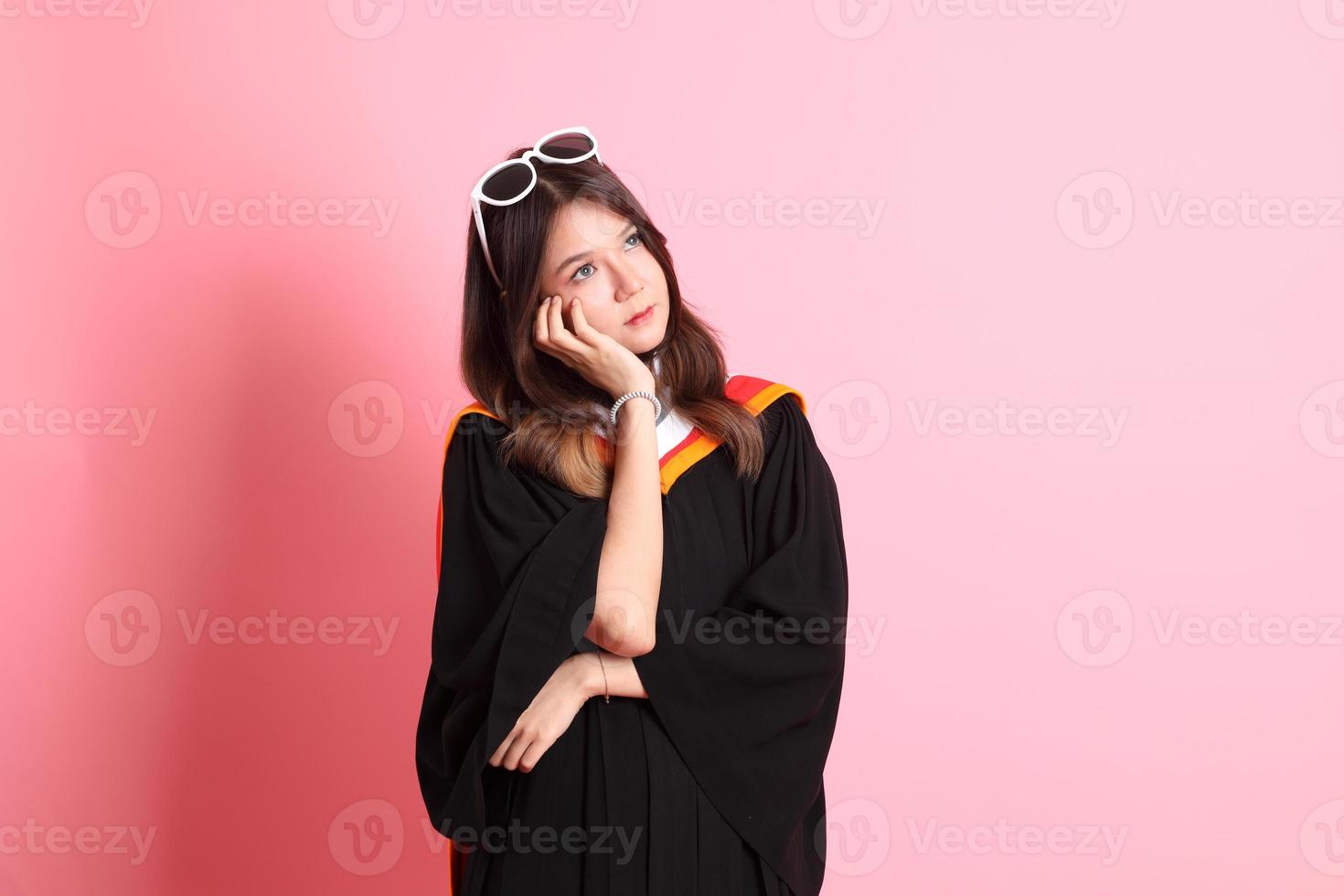 niña con graduación vestido foto