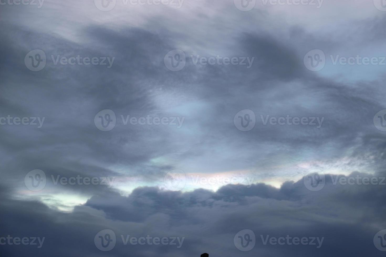 brillante dorado nublado cielo en puesta de sol antecedentes en ciudad edificio pueblo foto