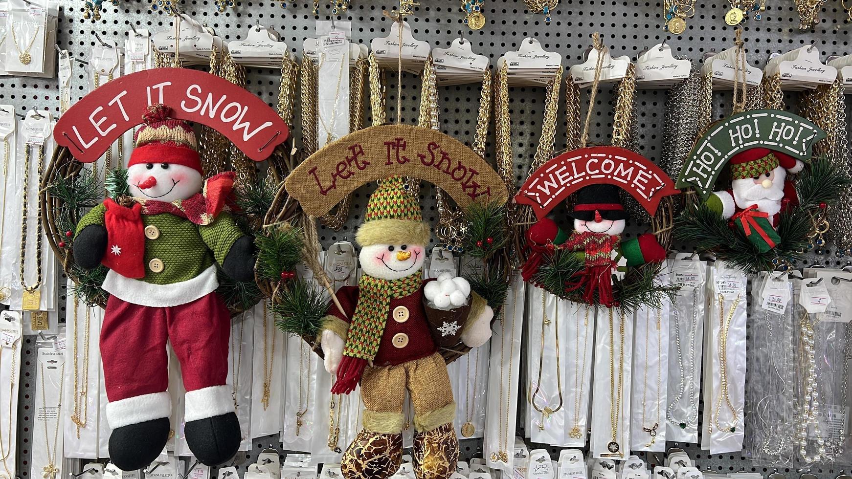 alegre Navidad y contento nuevo año decoración con Papa Noel claus y monigote de nieve foto