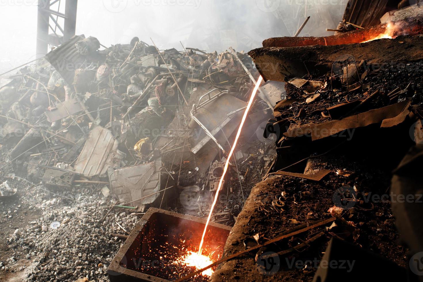 explosión horno en el fundir acero trabajos en demra, dhaka, bangladesh foto