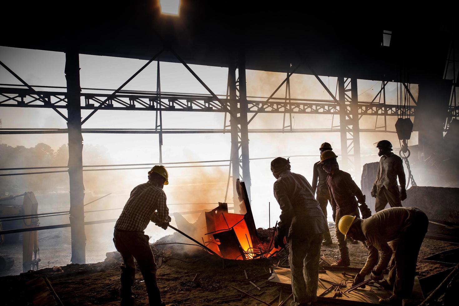 Bangladesh mayo 19, 2015 explosión horno en el fundir acero obras, arriesgado trabajadores en acero fa foto