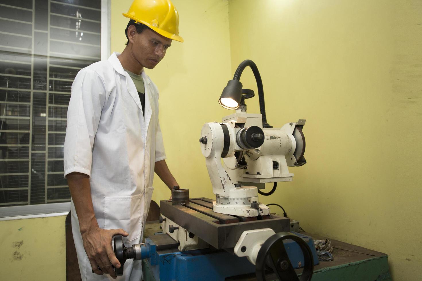 Bangladesh mayo 20, 2015 un fábrica laboratorio operador utilizando acero varilla calidad pruebas máquina un foto