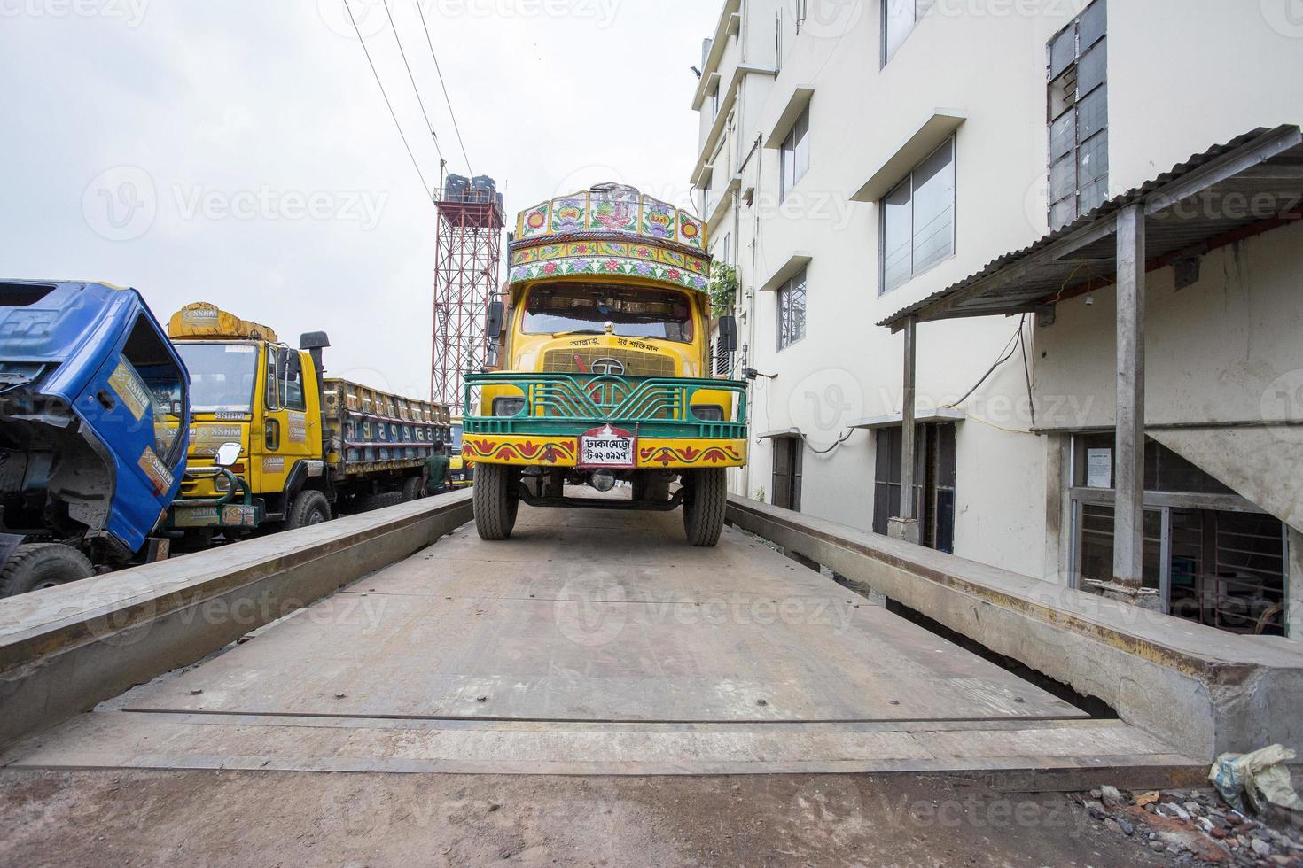 pozo tipo báscula de puente, un camión a ser pesado es directamente impulsado a el plataforma de un báscula de puente a demra, dhaka, bangladesh foto