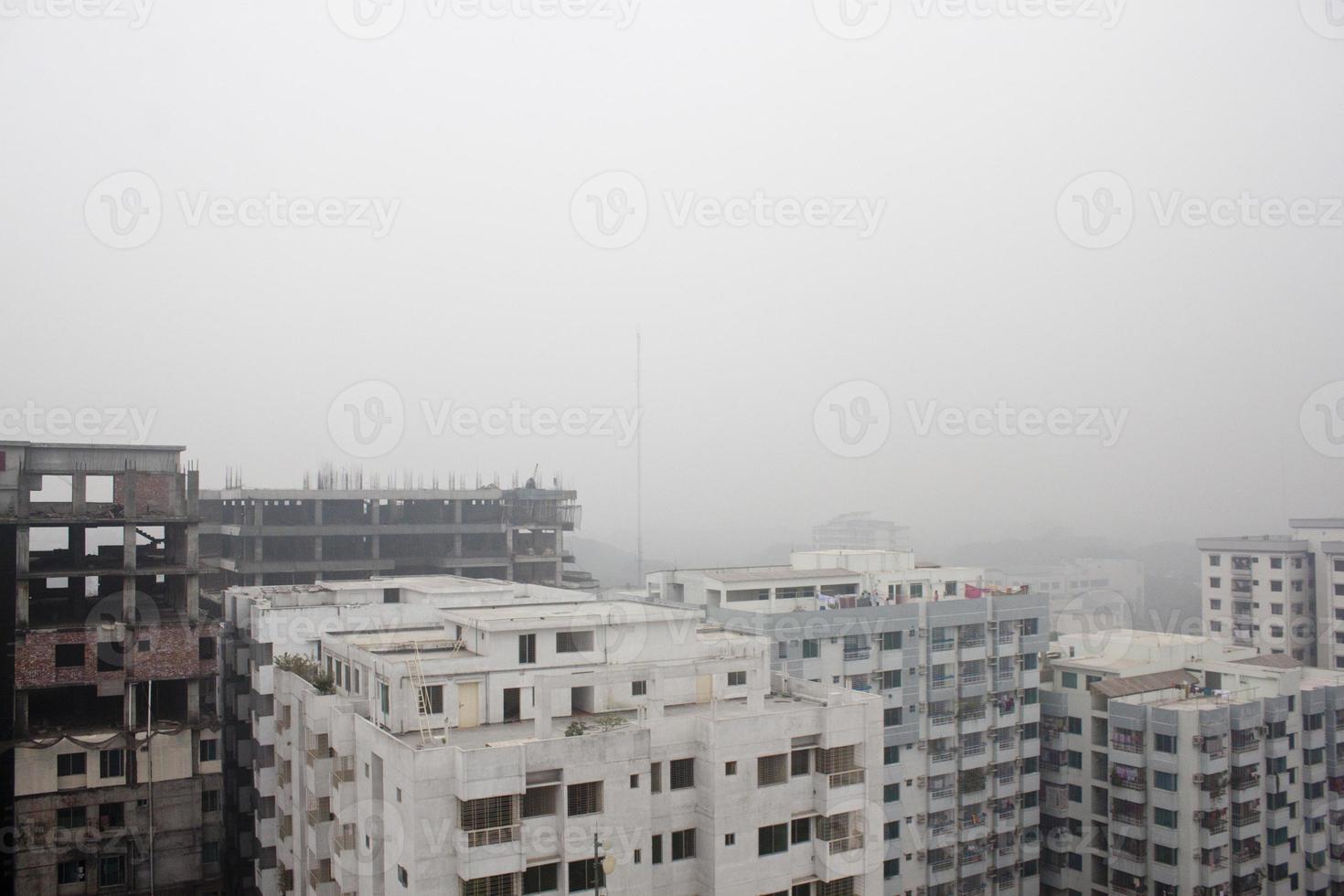 invierno tarde aéreo puntos de vista de dhaka ciudad. pesado brumoso invierno cruzar de el ciudad de dhaka. foto