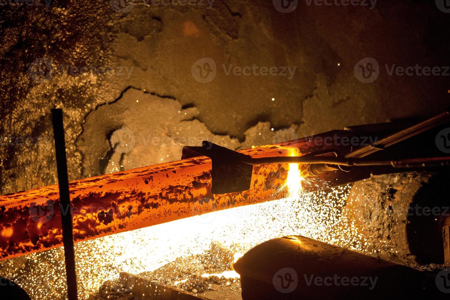 gas corte de el caliente metal en acero planta a demra, dhaka, Bangladesh foto