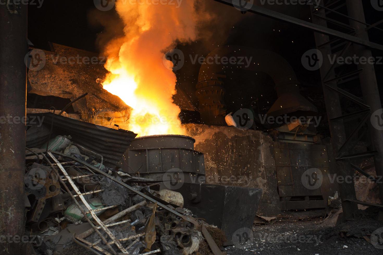 explosión horno en el fundir acero trabajos en demra, dhaka, bangladesh foto