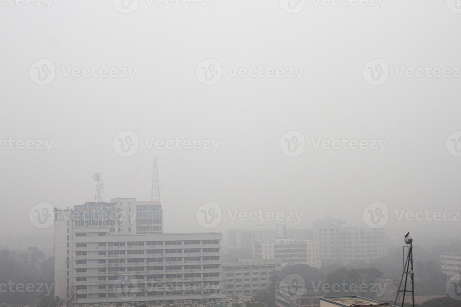 invierno tarde aéreo puntos de vista de dhaka ciudad. pesado brumoso invierno cruzar de el ciudad de dhaka. foto