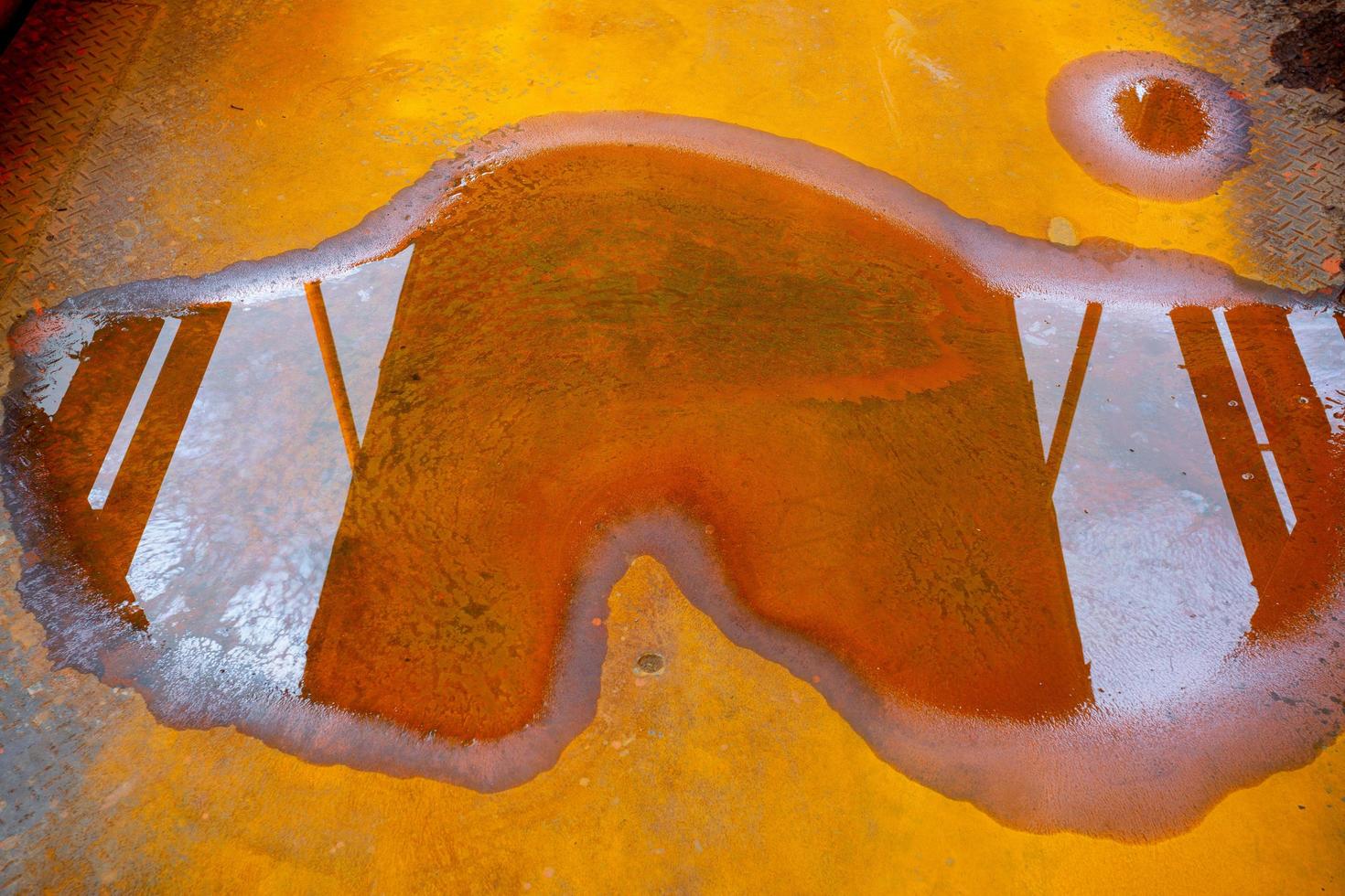 agua en oxidado hierro hojas. naranja color oxidado metal sábana antecedentes. foto