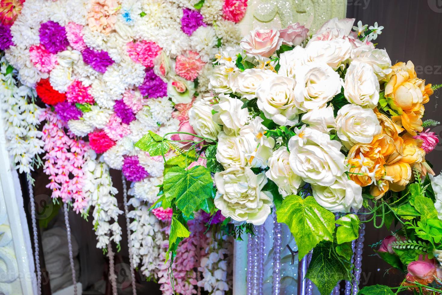 blanco amarillo artificial el plastico flores Boda decoración. foto