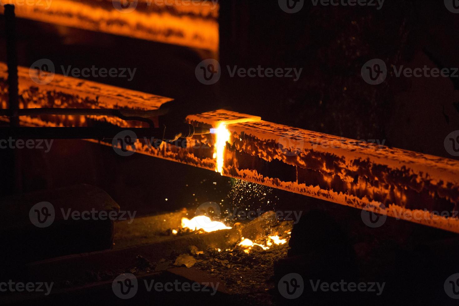 gas corte de el caliente metal en acero planta a demra, dhaka, Bangladesh foto