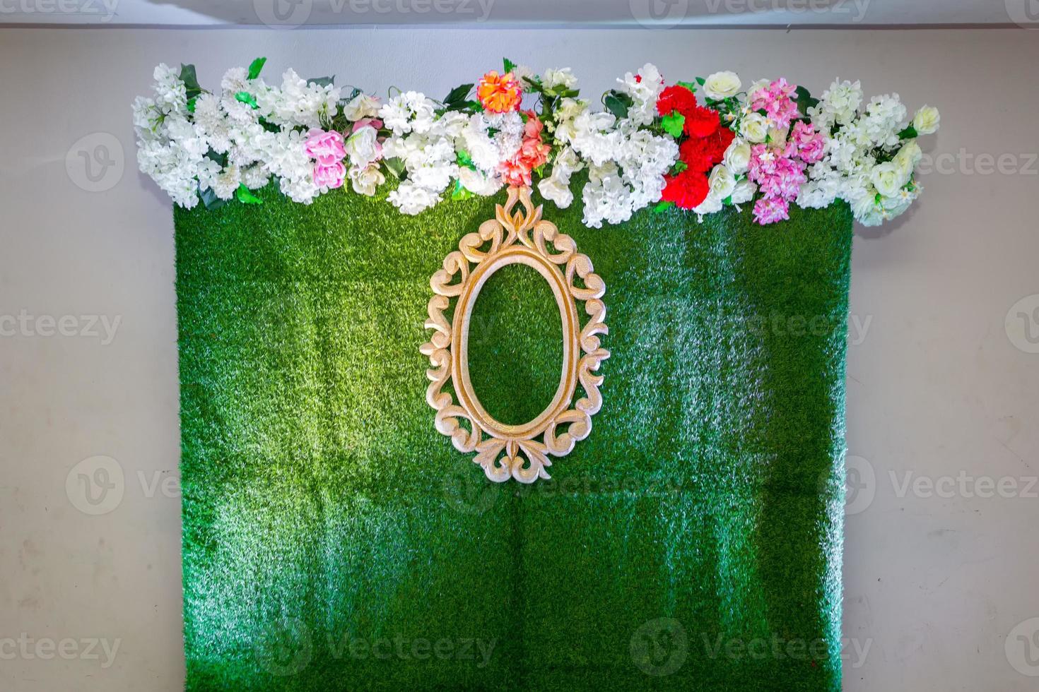 verde artificial césped establecido Boda etapa con artificial vistoso papel flor decoración. foto