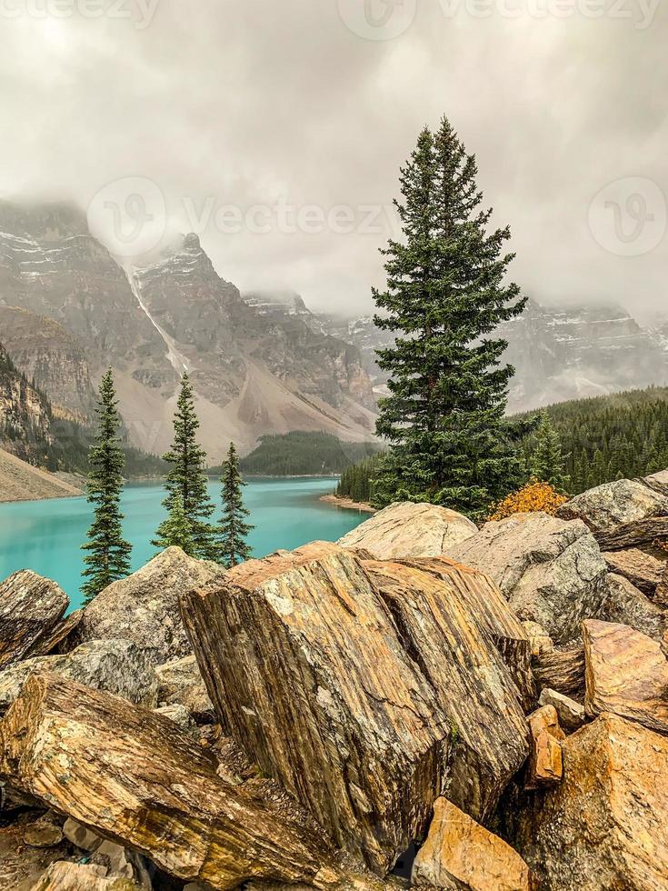 el rock pila a morena lago en banff nacional parque en un lluvioso día foto