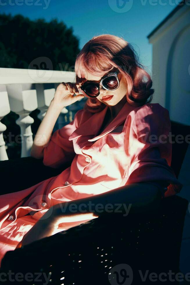 hermosa mujer rosado pelo Gafas de sol ocio lujo Clásico verano día foto