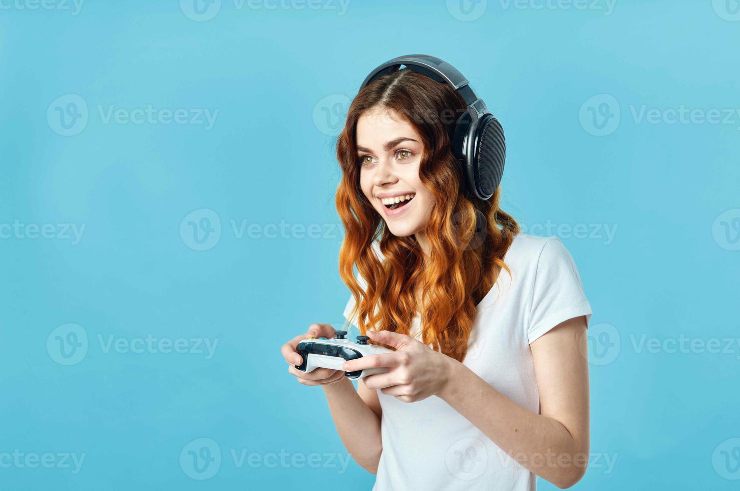 alegre mujer en un blanco camiseta con un palanca de mando en su manos vídeo juegos entretenimiento foto