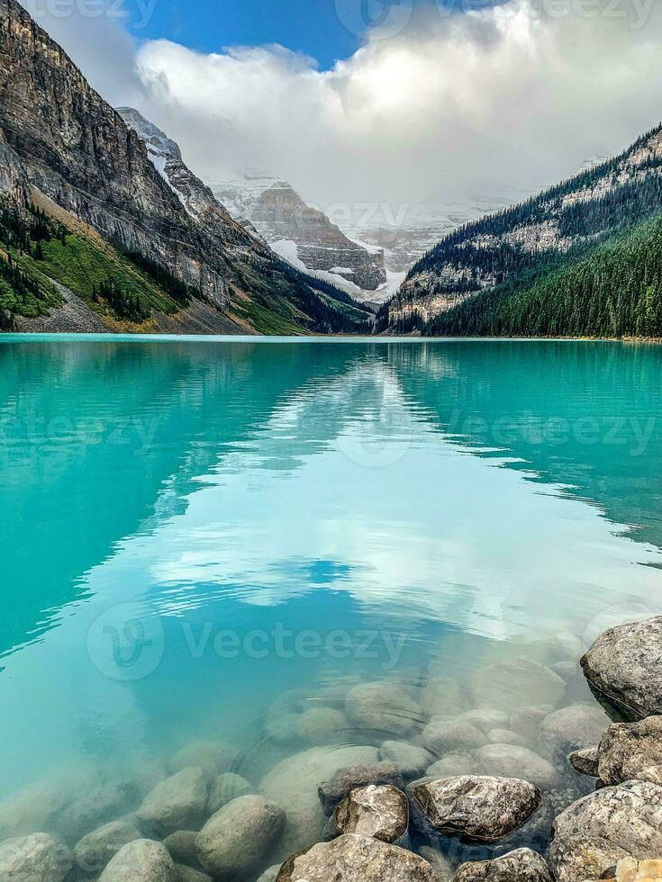 el torquesa agua a lago Louise en Alberta foto