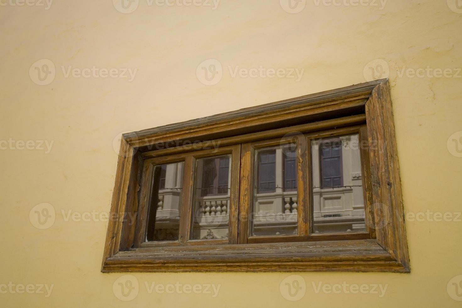 Español de madera ventana en antecedentes edificio pared foto