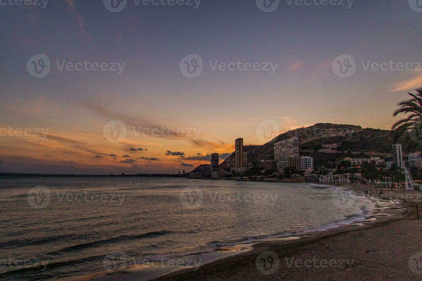 pintoresco puesta de sol en el playa en el Español ciudad de alicante foto