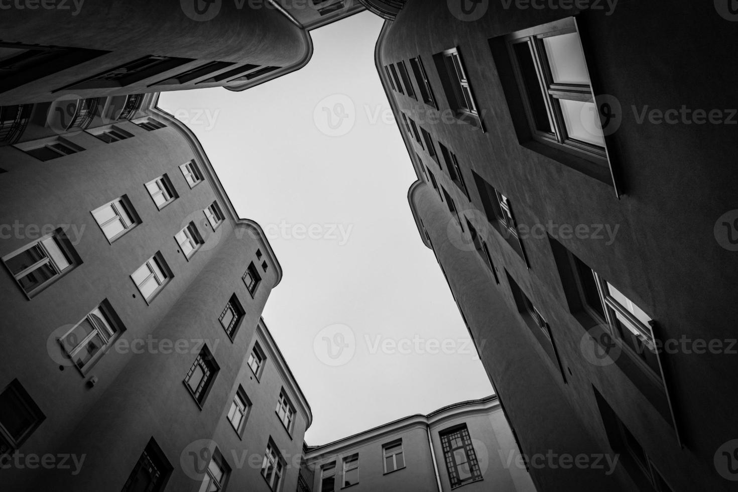 antiguo histórico Varsovia en Polonia vivienda casa desde el patio interior foto