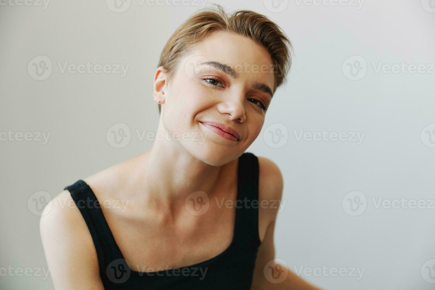 joven mujer con corto Corte de pelo pelo teniendo divertido a hogar en el sofá sonrisa y felicidad, vacaciones a hogar, natural posando sin filtros, gratis Copiar espacio foto