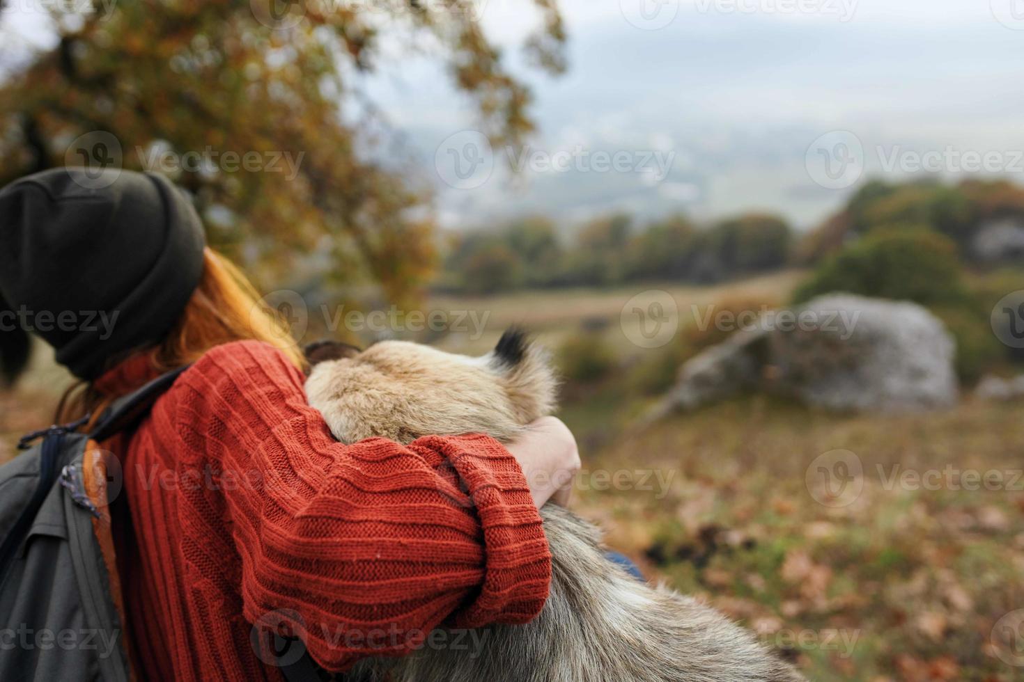 mujer turista mochila jugando con perro viaje amistad foto