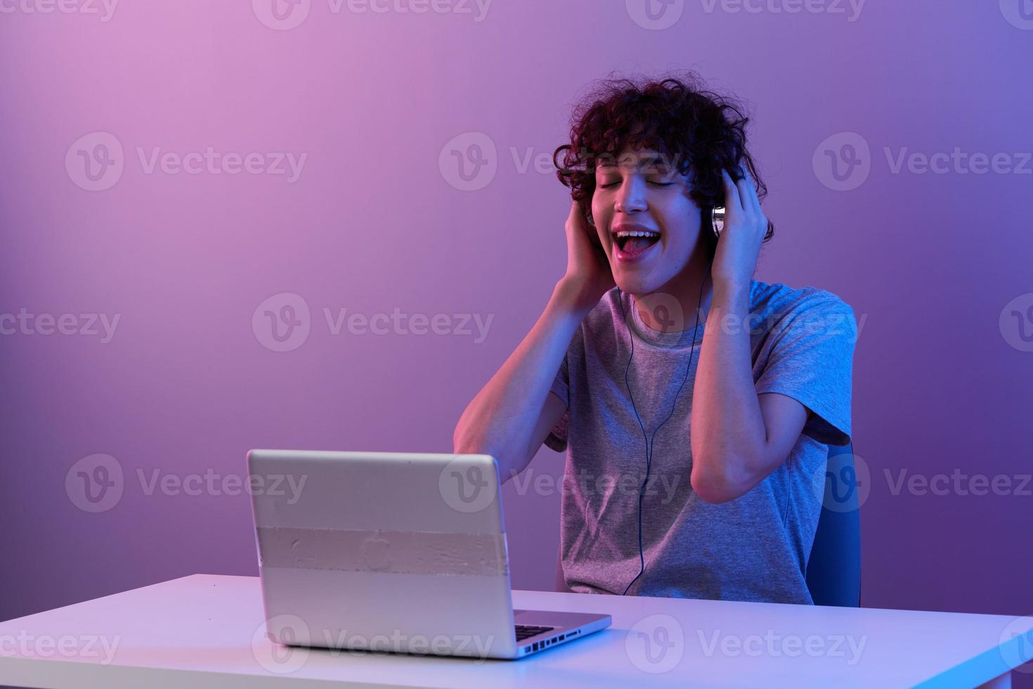 jugador en auriculares en frente de ordenador portátil entretenimiento estilo de vida tecnología foto
