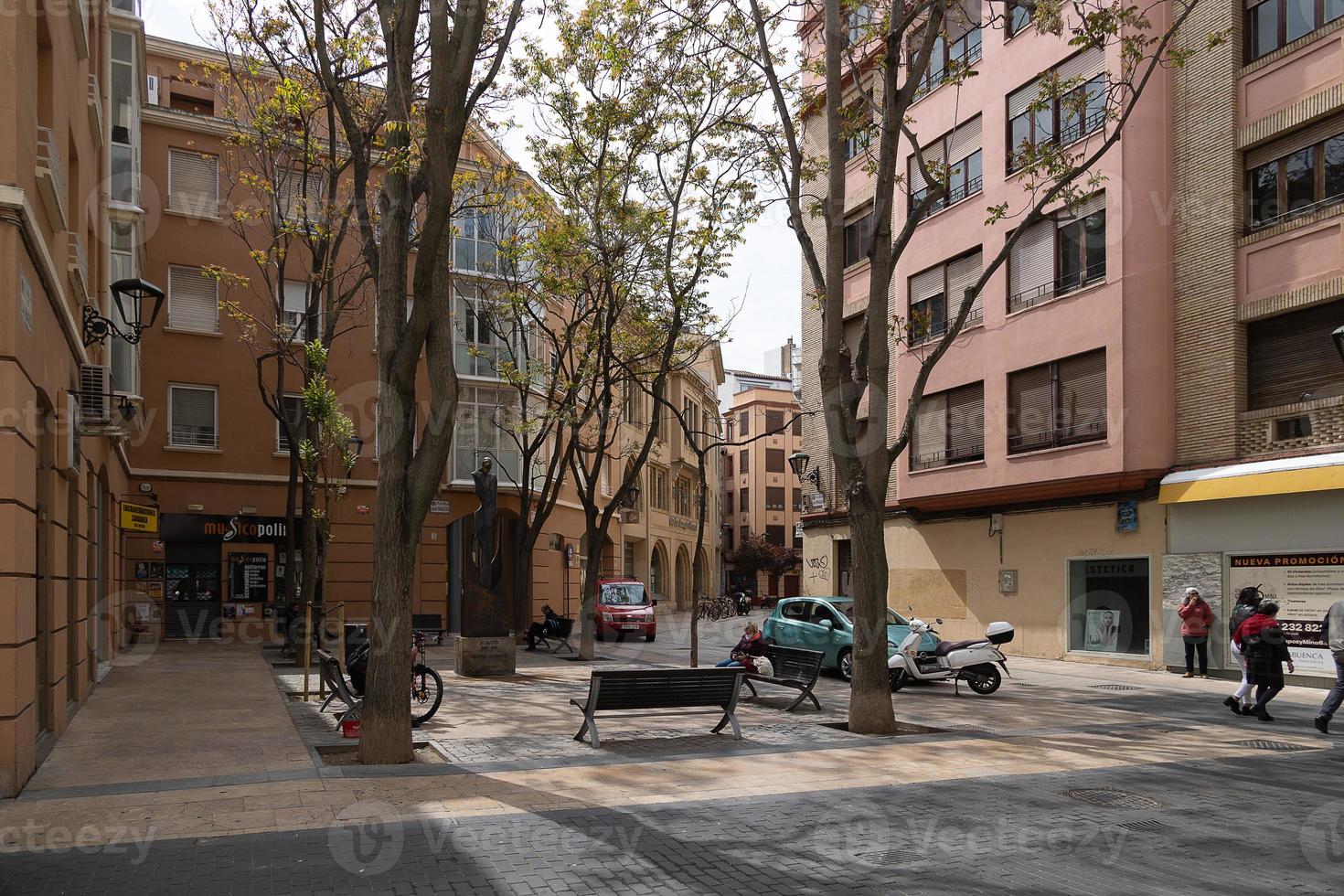 interesante urbano paisaje con estrecho calles en el Español ciudad de zaragoza en un primavera día foto