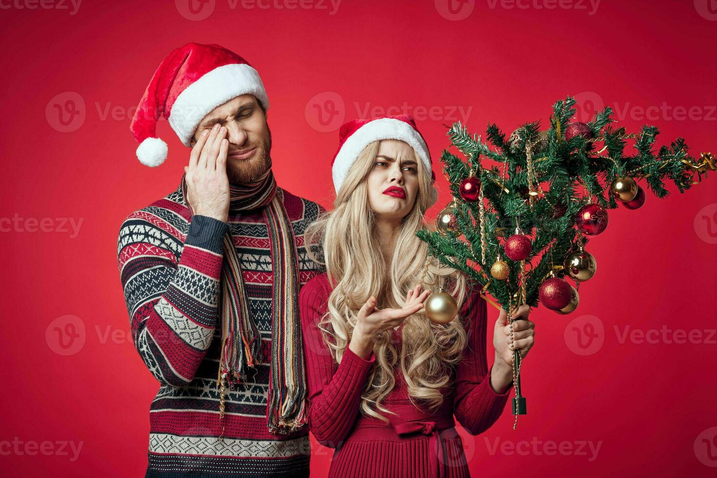 alegre joven Pareja Navidad ropa fiesta decoraciones juguetes foto