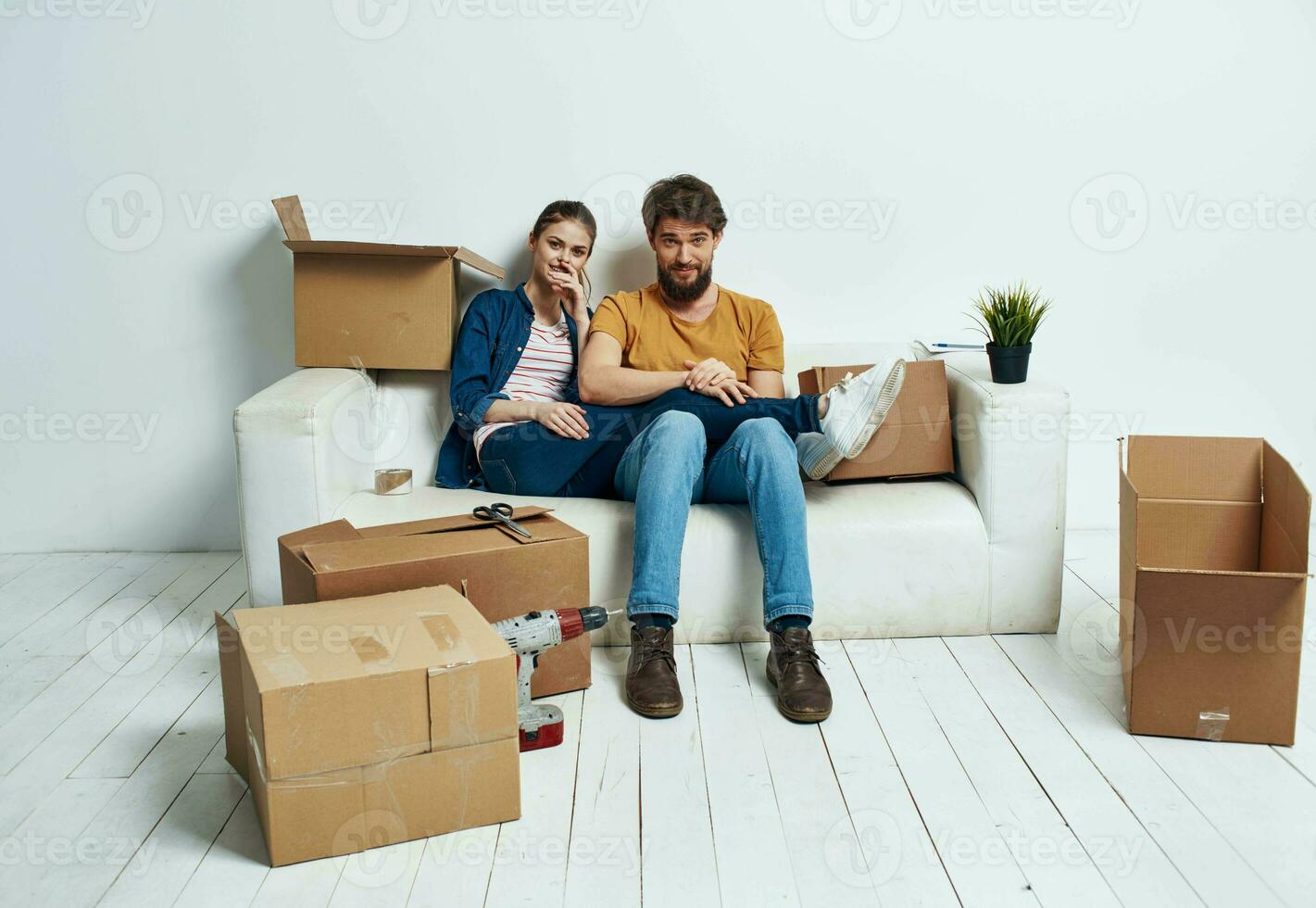 joven casado Pareja cajas con cosas Moviente habitación interior divertido foto
