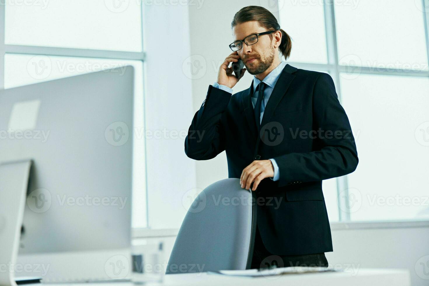 masculino gerente con lentes auto confianza trabajo ejecutivo foto