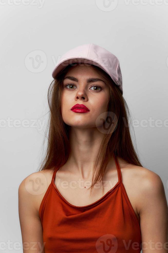 mujer con un gorra Mira adelante recortado ver de el modelo en su cabeza rojo labios foto